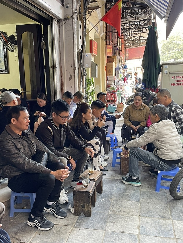 Độc đáo một điểm cà phê phố cổ Hà Nội, nơi lui tới của những "sói già" chứng khoán