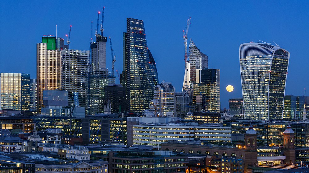 1000px-Super_moon_over_City_of_London_from_Tate_Modern_2018-01-31_4.jpg