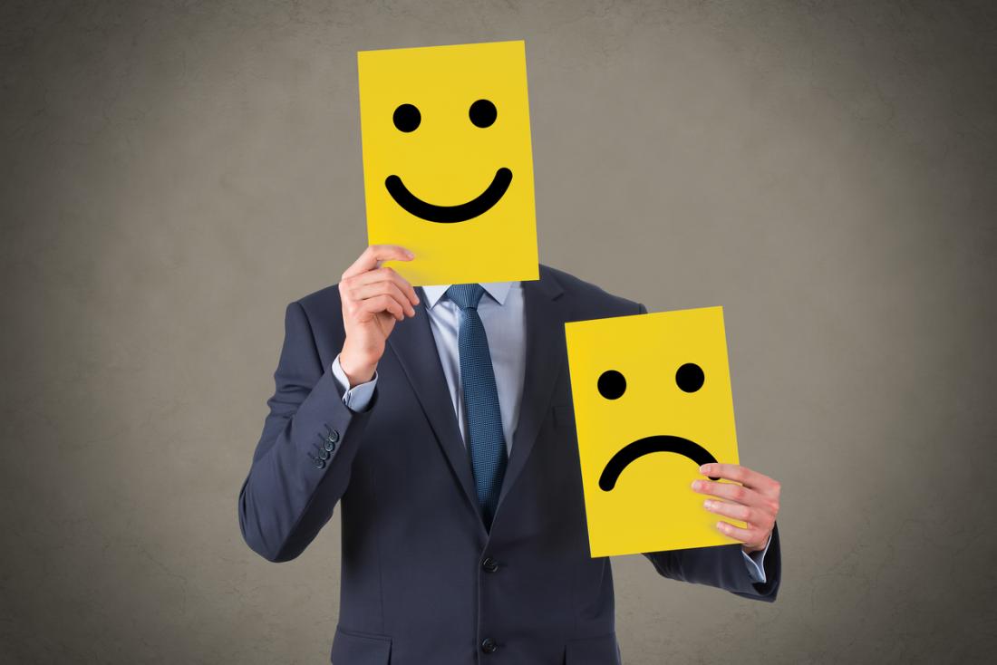 athegioihoinhap.vn_data_uploads_2018_03_a_man_holding_cards_with_happy_and_sad_faces.jpg