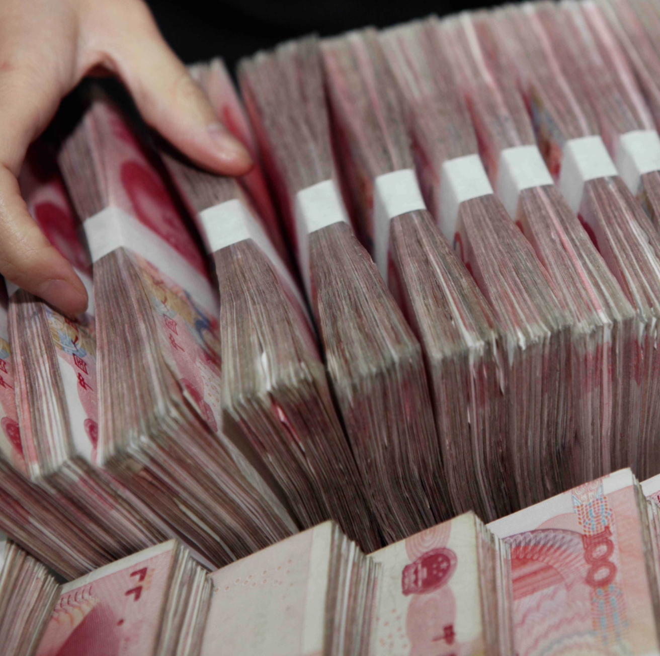 Bị lừa tiền tiết kiệm, không thể rút tiền từ ngân hàng, hàng trăm người Trung Quốc biểu tình