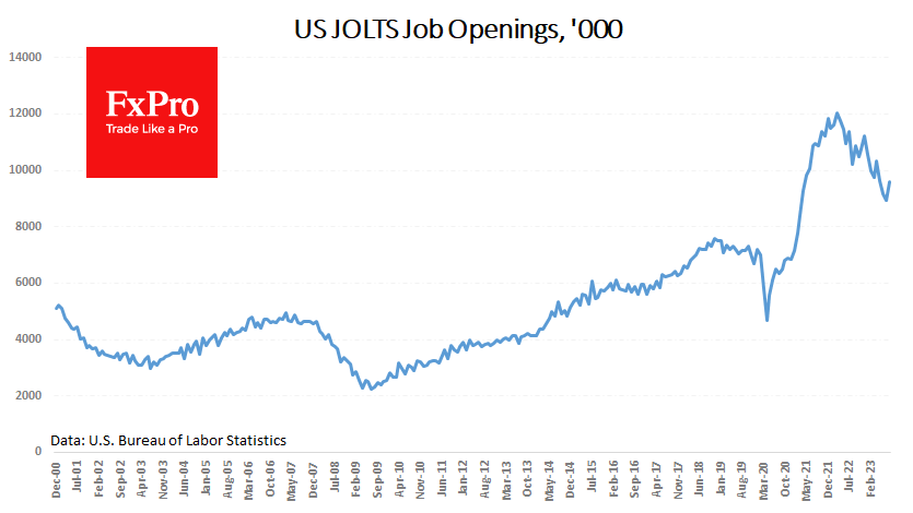 US_Job-Openings_231004.png